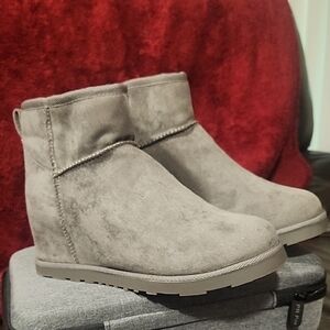 Dunes Gray Faux Suede Wedge Shoes Womans Size 8